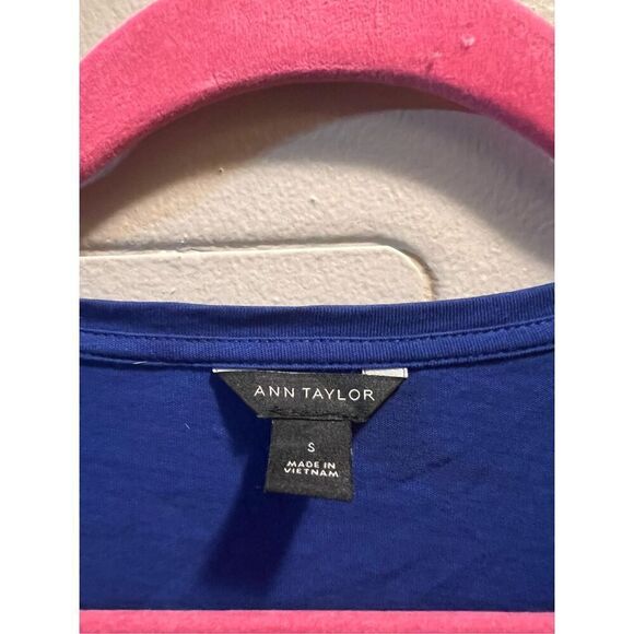 Ann Taylor Blue Smocked Cuff V-Neck Woman’s Shirt Size Small - Picture 4 of 6